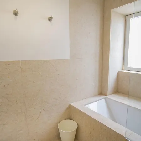 Lovelystay - Chic, Citrus - Private Garden דירה ליסבון